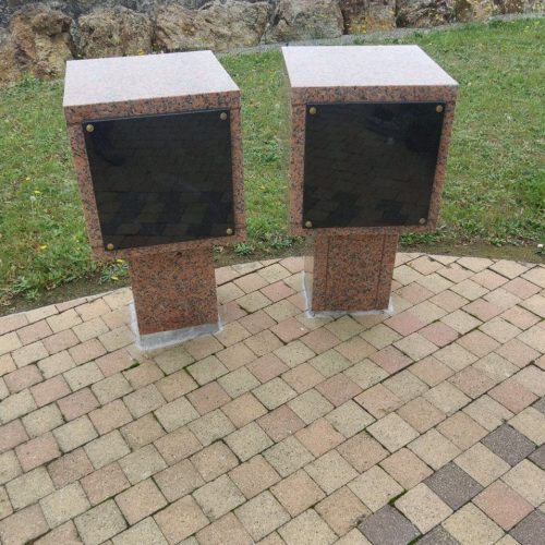 deux urnes en granit