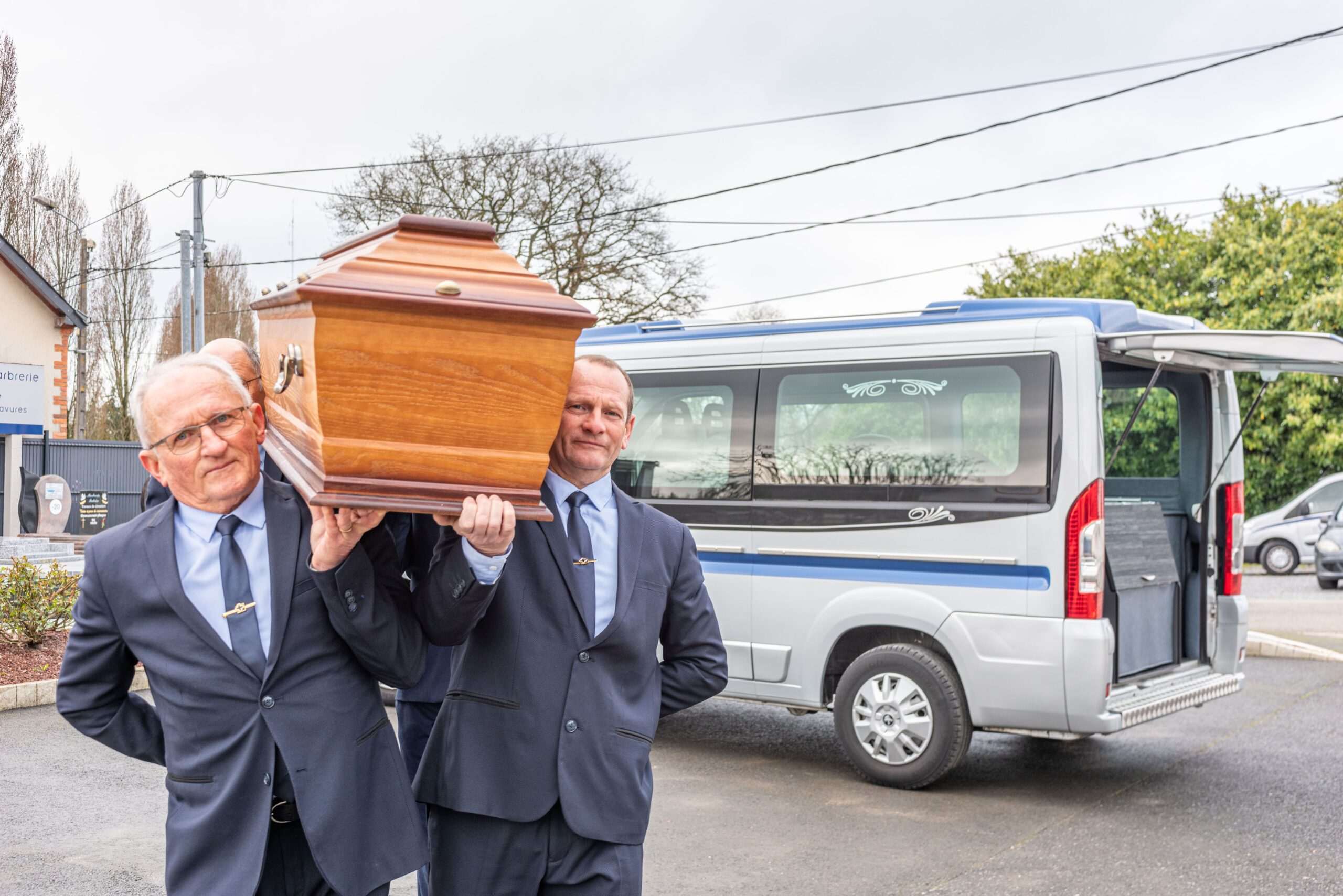 agents portant un cercueil