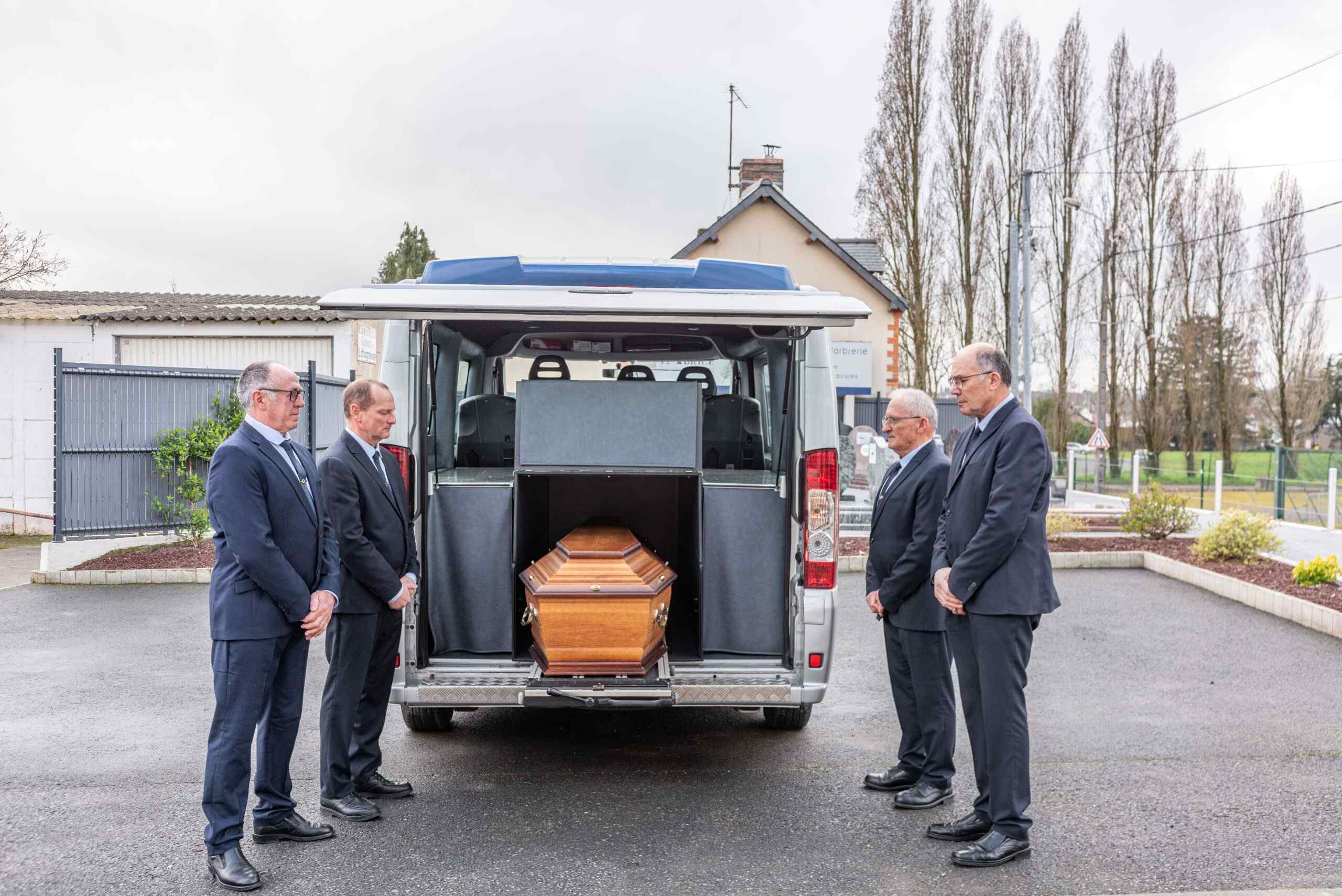 agents entourant cercueil