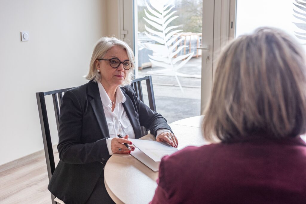 conseillere funeraire aidant un personne